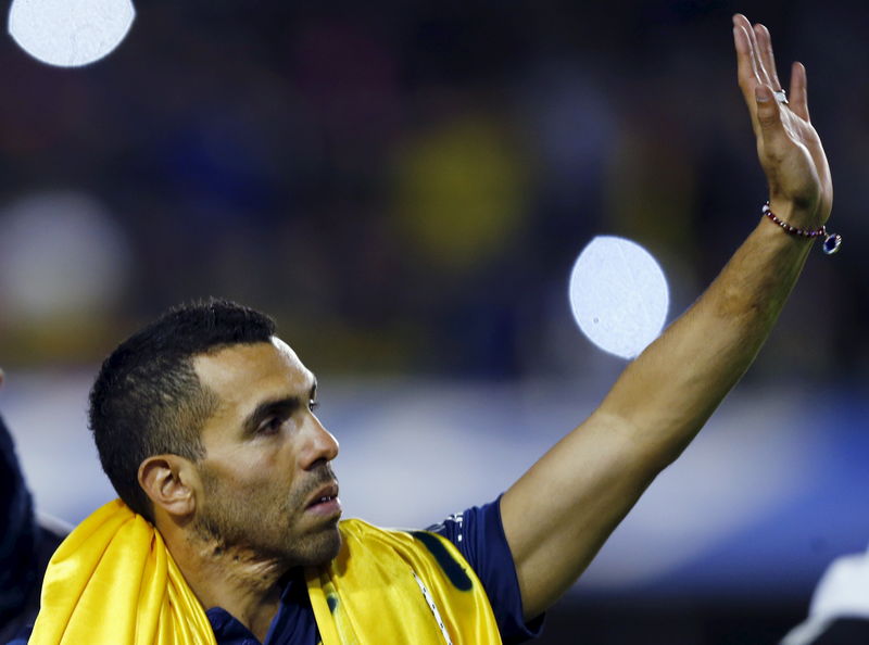 © Reuters. Carlos Tevez acena a torcedores durante apresentação como novo jogador