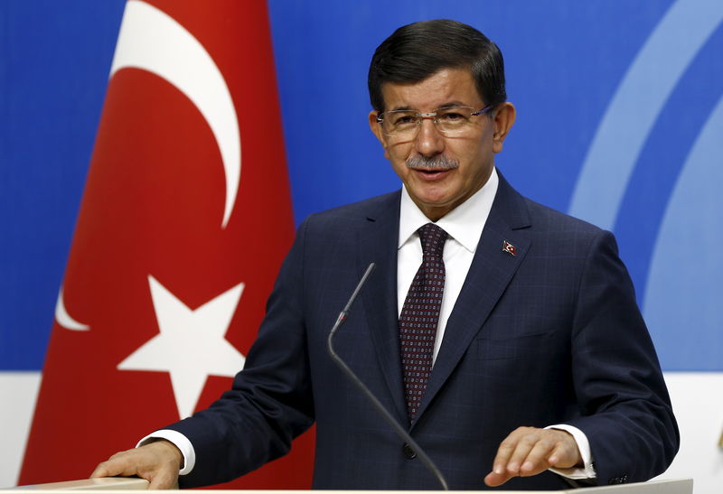 © Reuters. داود أوغلو يبدأ محادثات تشكيل حكومة ائتلافية ويدافع عن إردوغان
