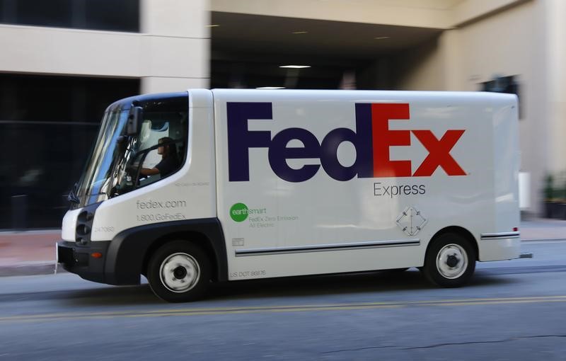 © Reuters. An all-electric Federal Express delivery truck is seen in San Diego