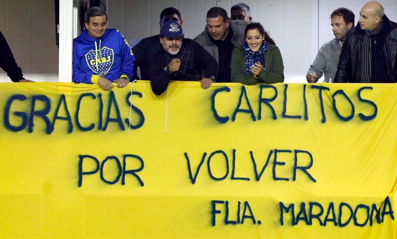 © Reuters. Decenas de miles de hinchas del Boca celebran la vuelta de Carlos Tevez