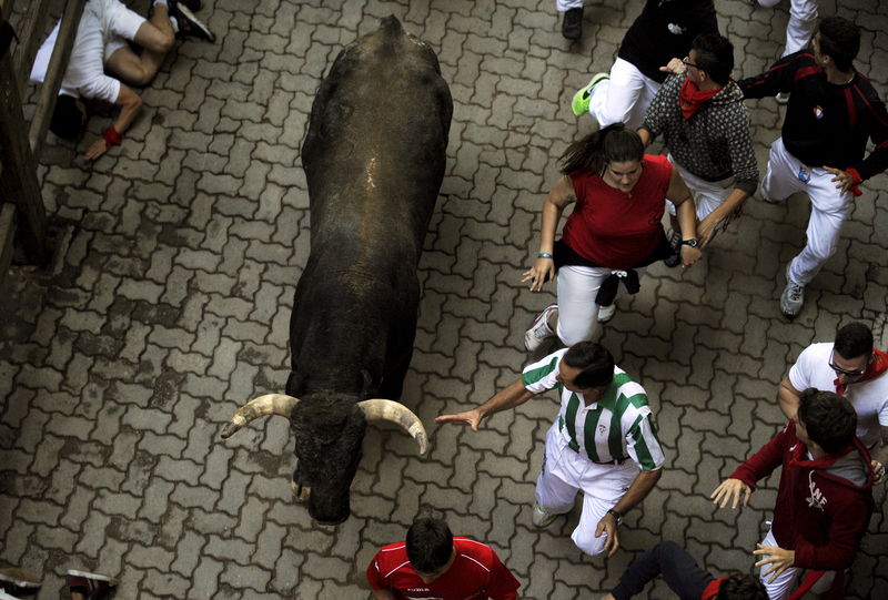 © Reuters. Los miuras protagonizan un último encierro limpio en San Fermín