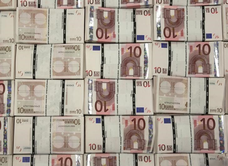 © Reuters. El Tesoro vende 5.772 millones en Letras a menores tipos tras el acuerdo griego