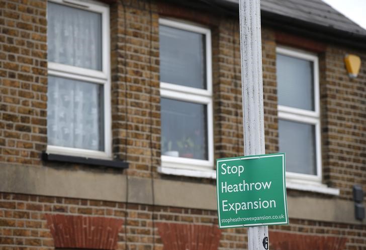 © Reuters. An anti-Heathrow airport expansion protest sign is seen in the threatened village of Sipson adjacent to the airport in London