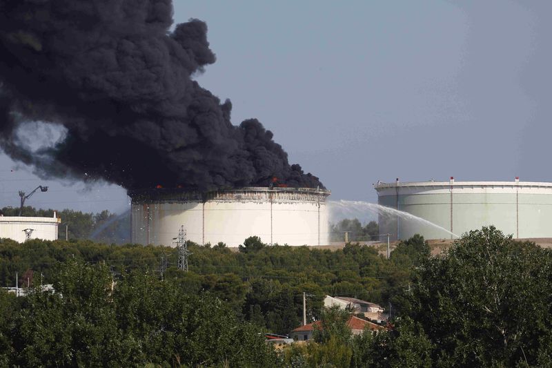 © Reuters. Smoke billows into the sky from one of two fires that started overnight on a petrochemical facility owned by American firm LyondellBasell at the refineries around the Etang de Berre