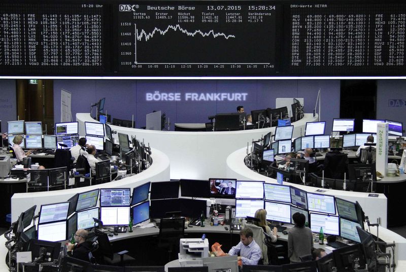 © Reuters. Traders are pictured at their desks in front of the DAX board at the Frankfurt stock exchange