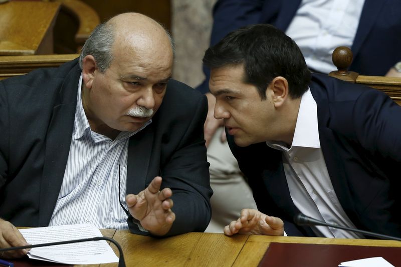 © Reuters. Ministro do Interior grego, Nikos Voutsis (esquerda), ao lado do premiê grego, Alexis Tsipras, durante sessão parlamentar em Atenas