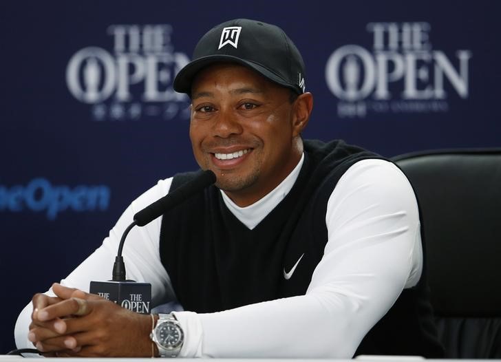 © Reuters. Woods of the U.S. smiles during a news conference ahead of the British Open golf championship on the Old Course in St. Andrews, Scotland