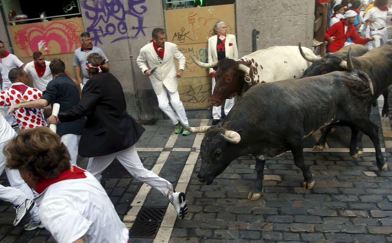© Reuters. وفاة سائح فرنسي نطحه ثور خلال مهرجان في اسبانيا