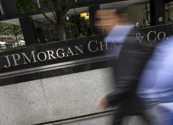 © Reuters. Люди у центрального офиса JP Morgan Chase в Нью-Йорке 