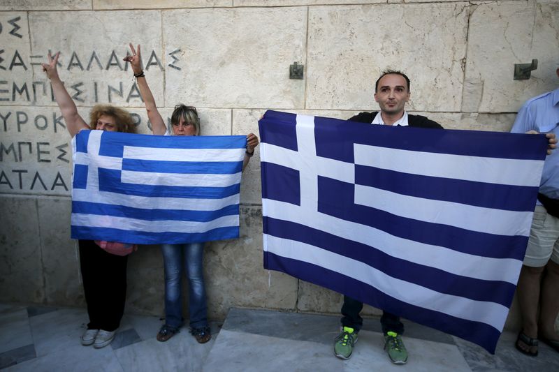 © Reuters. Manifestantes anti-UE protestam com bandeira grega em Atenas