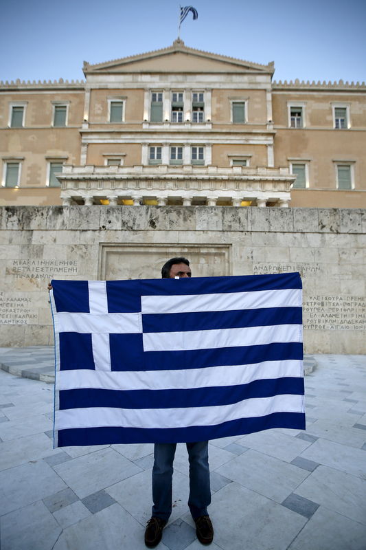 © Reuters. Manifestante protesta contra União Europeia em Atenas