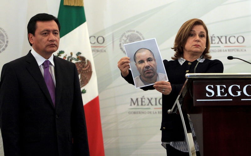 © Reuters. Procuradora-geral do México, Arely Gomez Gonzalez, mostra foto de Joaquín 'El Chapo' Guzmán, ao lado do ministro do Interior, Miguel Angel Osorio Chong