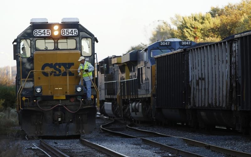 © Reuters. A CSX coal train moves past an idling CSX engine at the switchyard in Brunswick, Maryland