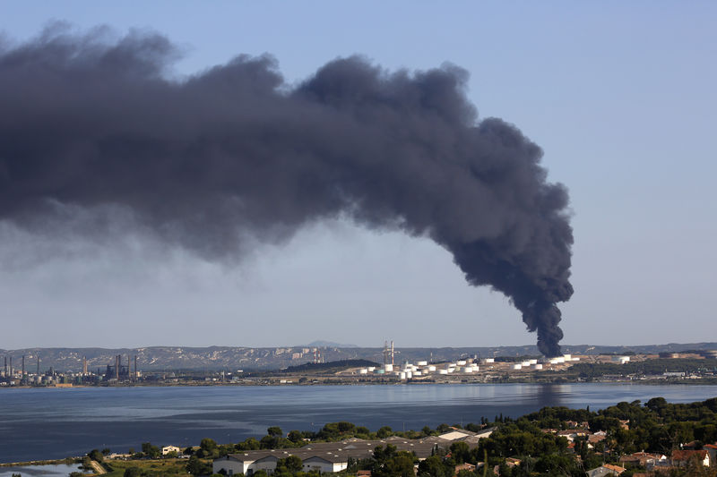 © Reuters. Fumaça provocada por incêndio em petroquímica LyondellBasell, na França