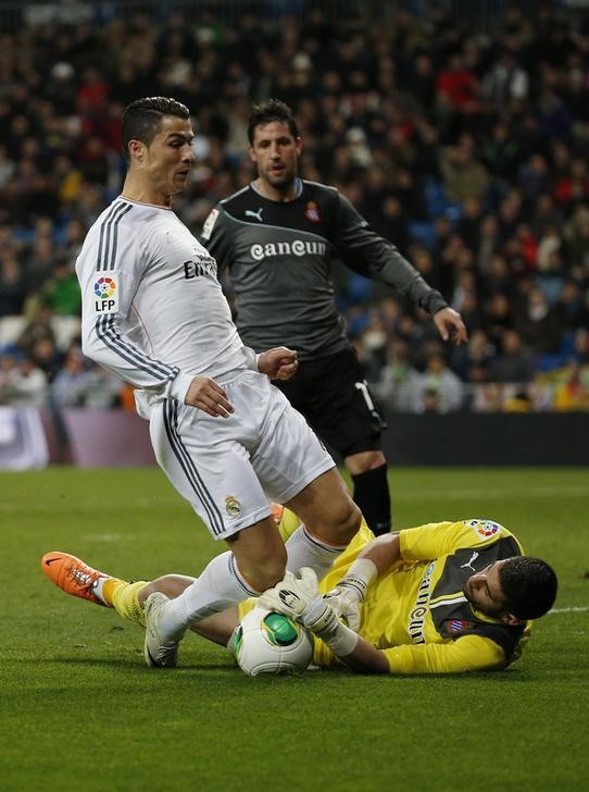 © Reuters. Goleiro do Espanyol Casilla disputa bola com Cristiano Ronaldo, do Real Madrid