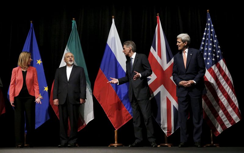 © Reuters. British Foreign Secretary Philip Hammond, U.S. Secretary of State John Kerry and European Union High Representative for Foreign Affairs and Security Policy Federica Mogherini talk to Iranian Foreign Minister Mohammad Javad Zarif in Vienna