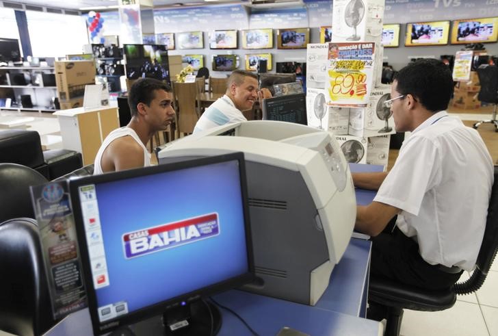 © Reuters. Clientes em filial das Casas Bahia em São Paulo