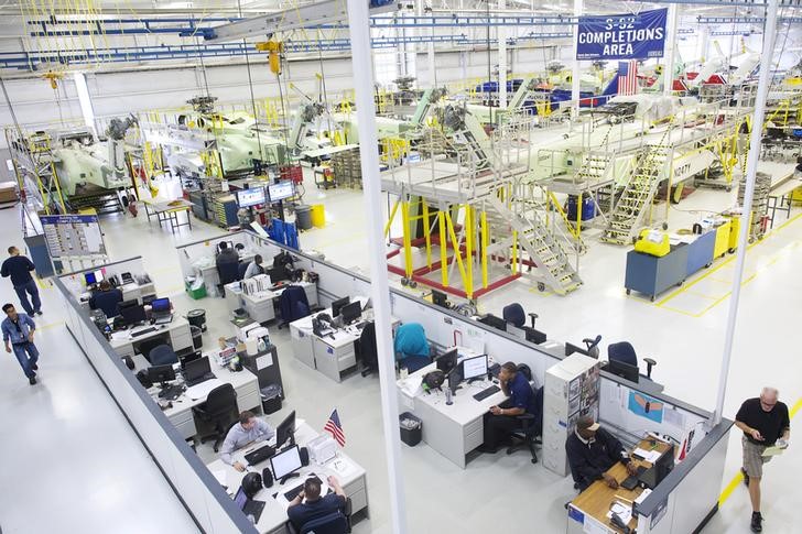 © Reuters. Aircraft technicians and support staff work at Sikorsky Global Helicopters in Coatesville, Pennsylvania