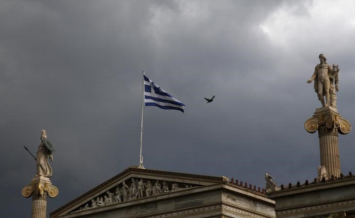 © Reuters. Bandeira grega vista em prédio de universidade em Atenas