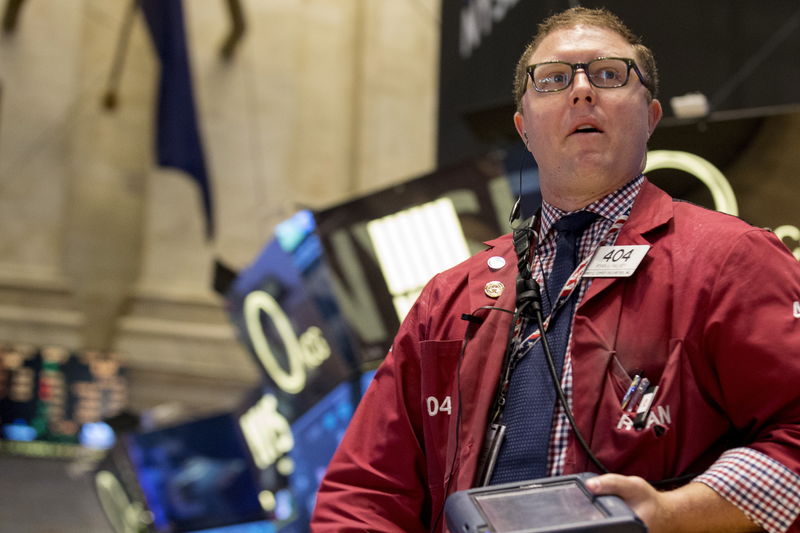 © Reuters. A trader works on the floor of the New York Stock Exchange