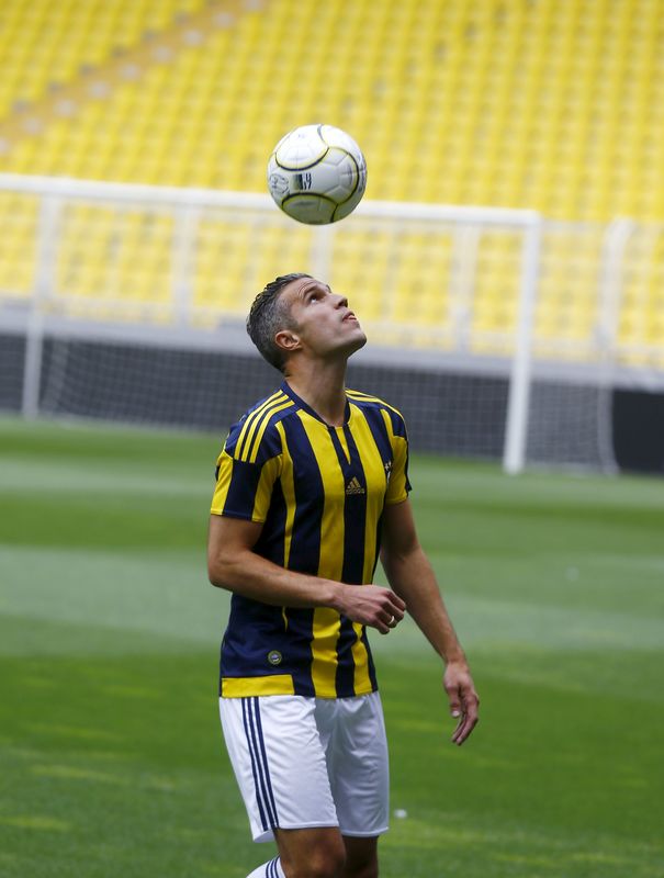 © Reuters. Van Persie deja el Manchester United y ficha por el Fenerbahçe