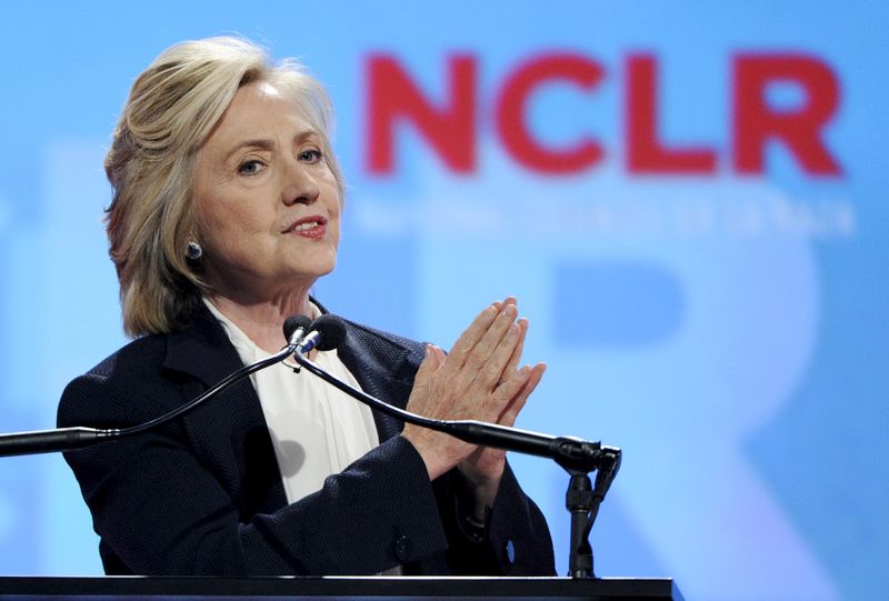 © Reuters. U.S. Democratic Presidential candidate Hillary Clinton speaks at the National Council of La Raza conference in Kansas City Missouri