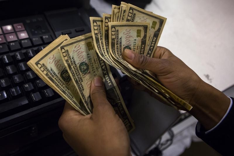 © Reuters. A cashier counts out money at Macy's Herald Square on Thanksgiving Day in New York