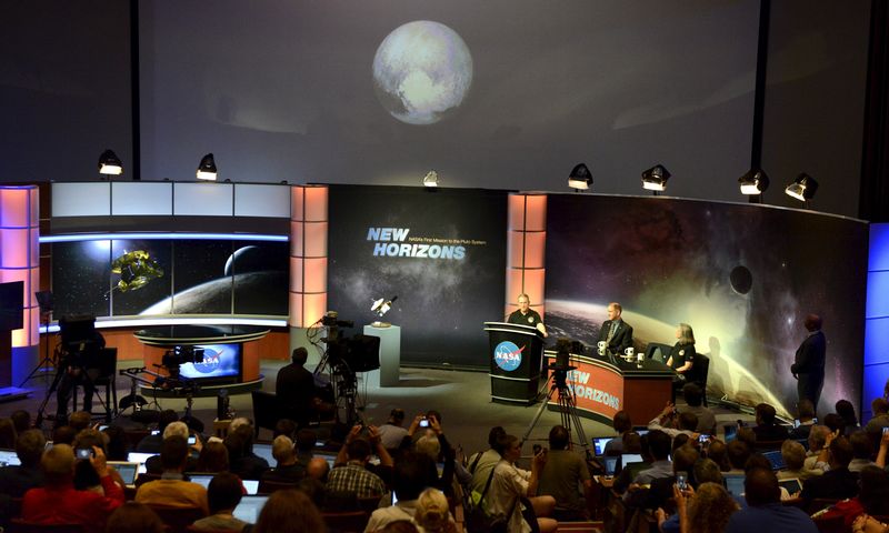 © Reuters. Imagem de Plutão é mostrada em telão durante entrevista coletiva da Nasa sobre a nave New Horizons