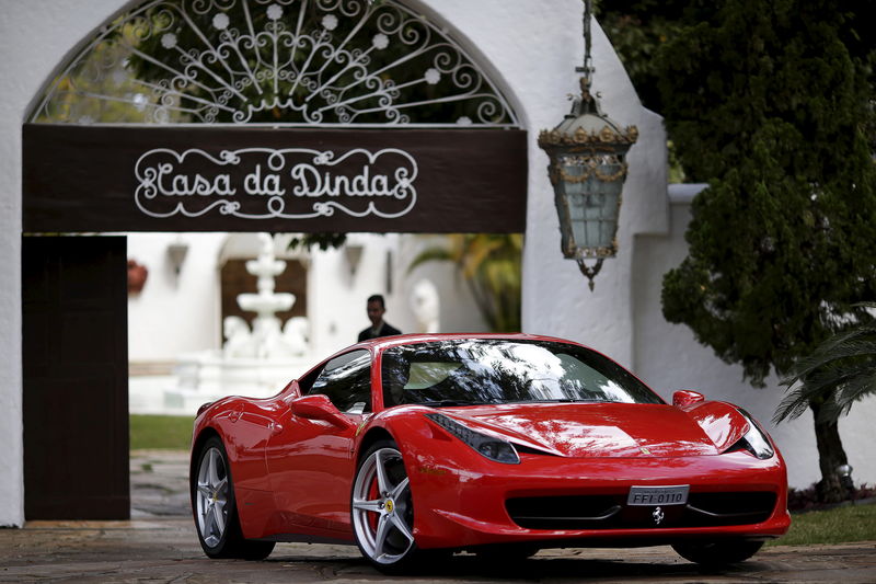 © Reuters. Policial Federal leva carro apreendido na casa do senador Fernando Collor, em Brasília