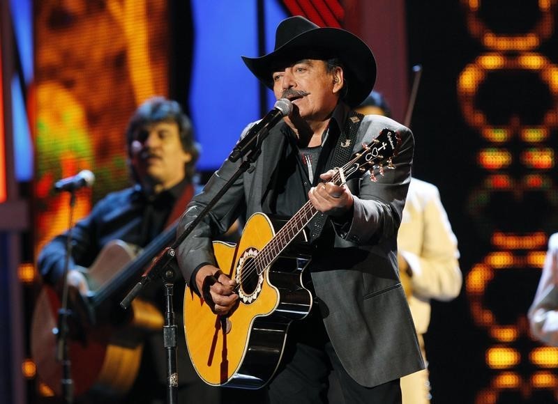 © Reuters. Joan Sebastian durante apresentação no Grammy Latino em Las Vegas