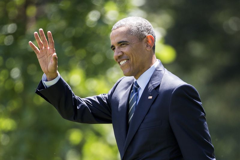 © Reuters. U.S. President Barack Obama waves as he walks to Marine One as he departs for a day trip to Philadelphia from the South Lawn of the White House