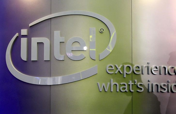© Reuters. Shadows are cast near Intel logo at the Intel booth during the 2015 Computex exhibition at the TWTC Nangang exhibition hall in Taipei, Taiwan