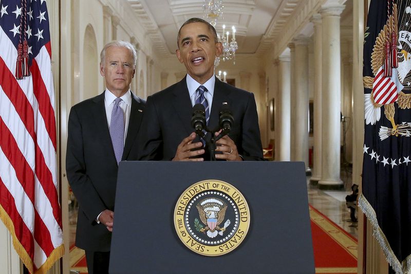 © Reuters. Obama delivers statement after nuclear deal was reached between Iran and six major world powers, beside Vice President Biden, in White House in Washington