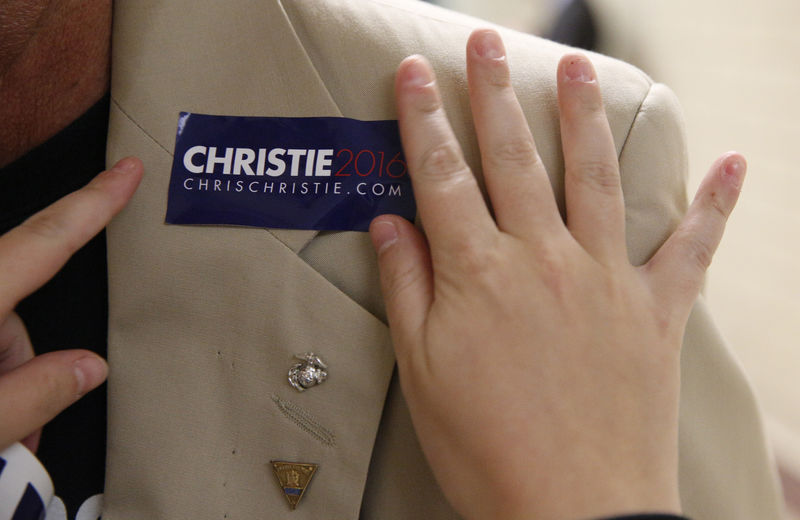 © Reuters. A supporter has a sticker affixed ahead of Republican U.S. presidential candidate Christie's formal announcement of his campaign for the 2016 Republican presidential nomination during a kickoff rally at Livingston High School in Livingston