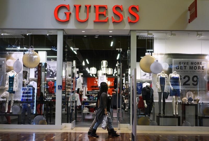 © Reuters. Shoppers walk by a Guess? store in Golden