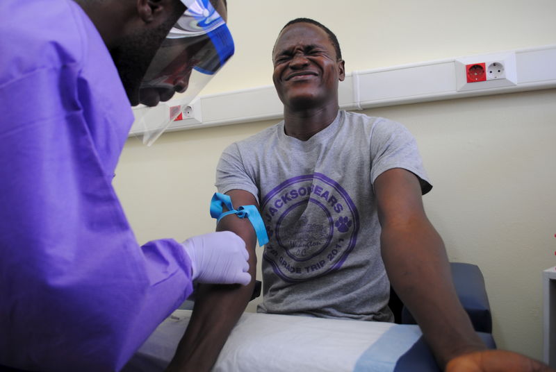 © Reuters. Sobrevivente do Ebola tem sangue retirado para estudo em Monróvia