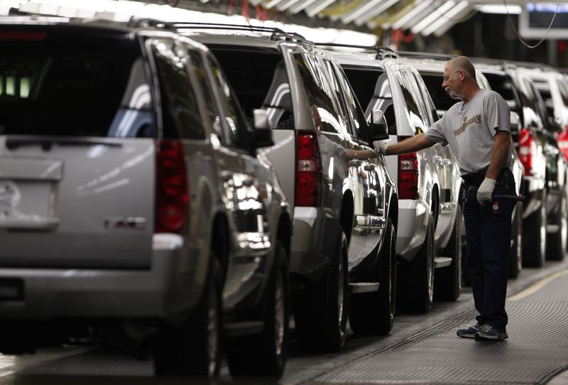 © Reuters. File photo of General Motors employee inspecting SUV on the assembly line at the GM assembly plant in Arlington