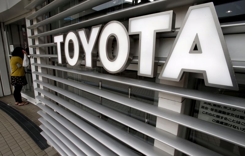 © Reuters. A woman looks inside a Toyota Motor Corp's showroom in Tokyo