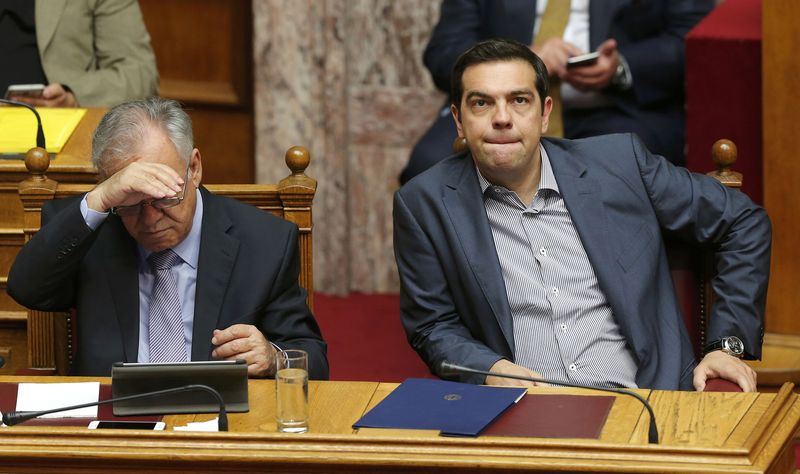 © Reuters. La bolsa española abre sin grandes cambios, pendiente del voto griego   