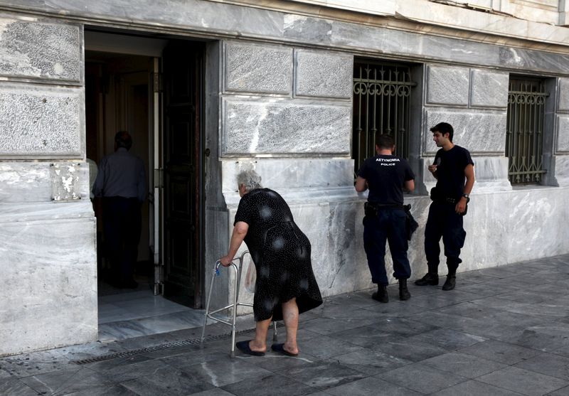 © Reuters. Los bancos griegos seguirán cerrados hasta el jueves 