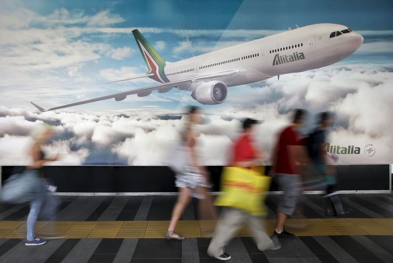 © Reuters. People walk at Fiumicino international airport in Rome