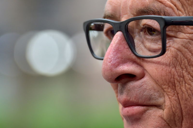 © Reuters. European Commission President Juncker arrives at a euro zone EU leaders emergency summit  in Brussels