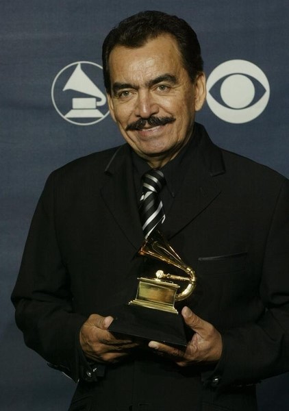 © Reuters. وفاة المغني المكسيكي خوان سباستيان عن 64 عاما
