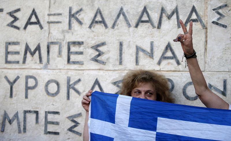 © Reuters. Manifestante anti-UE protesta com bandeira da Grécia em Atenas