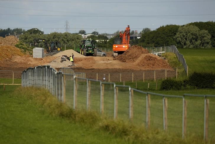 © Reuters. Machinery moves earth on the proposed gas fracking site close to the village of Little Plumpton