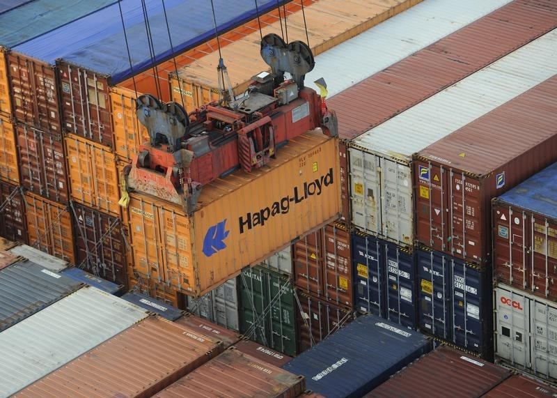 © Reuters. A Hapag-Lloyd container is loaded from a containership at the  terminal Altenwerder in the harbour in Hamburg.