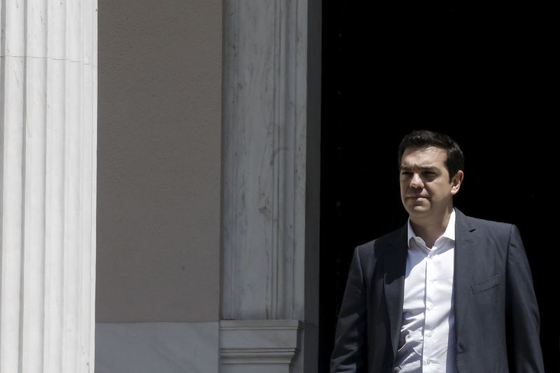 © Reuters. Premiê grego Tsipras deixa o gabinete em Atenas