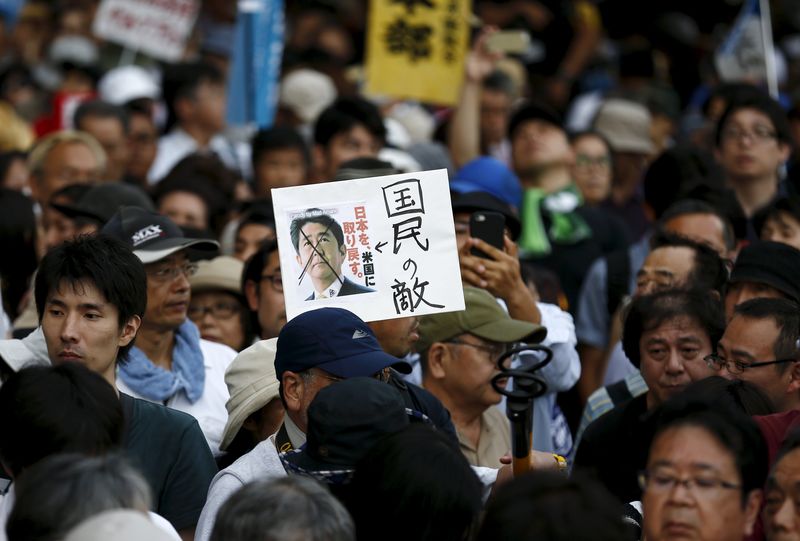 © Reuters. Manifestação contra premiê japonês Shinzo Abe em Tóquio