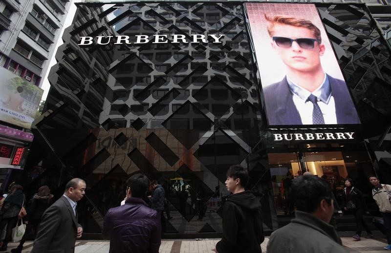 © Reuters. People walk outside a Burberry store in Hong Kong
