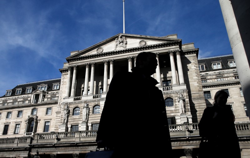 © Reuters. Pedestrians walk past the Bank of England in London